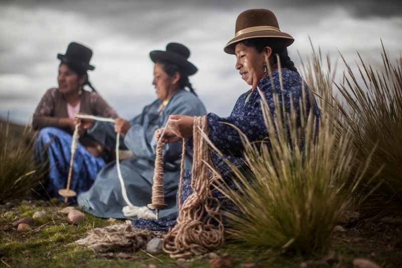 Taller de hilanderas de Ajoyani - Ernesto Benavides