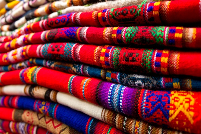 Venta de artesanías en el mercado de Chivay - Renzo Tasso